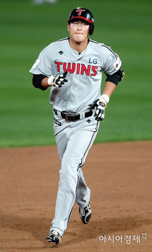 [포토]문선재, '투런포 치고 여유로운 러닝'