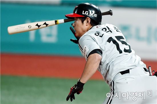 [포토]중전 안타치는 LG 안익훈 