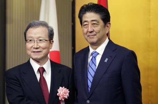 [이미지출처=AP연합뉴스] 아베 신조 일본 총리와 주일 중국 대사가 함께 서 포즈를 취하고 있다. 