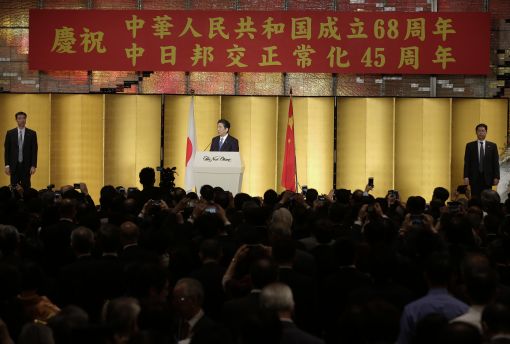 [이미지출처=AP연합뉴스] 아베 신조 일본 총리가 28일 중국측이 주최한 중일국교정상화 45주년 기념식에서 연설하고 있다.