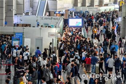 황금연휴 첫 날이었던 지난 9월29일 오전 인천국제공항 출국장이 해외여행객들로 북적이고 있다.