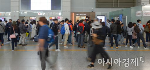 [포토]인천공항 출국게이트 앞 길게 늘어선 여행객