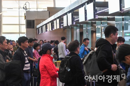 [포토]인천공항서 수하물 위탁 기다리는 여행객들