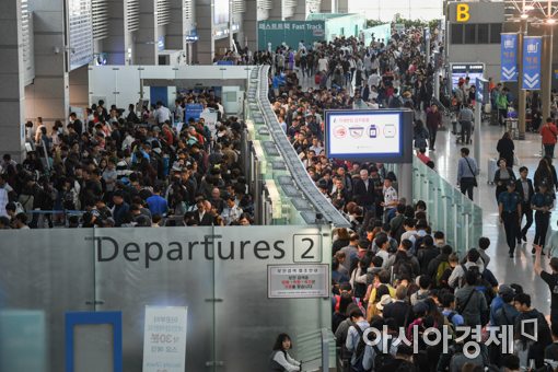 인천공항 출발여객 신기록 "11만명 한국 떠났다"
