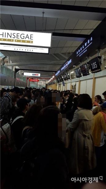 지난달 29일 오전 인천국제공항 여객터미널 4층 인도장. 제품을 수령하려는 고객들로 붐비고 있다. (사진=독자제공)