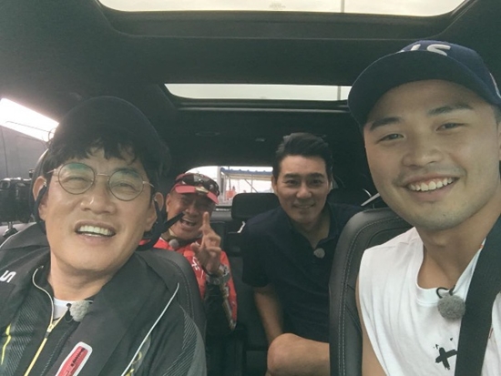 마이크로닷, '도시어부' 출연진들과 훈훈하게 '찰칵'