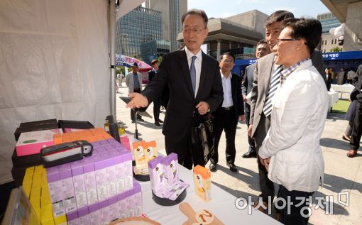 [포토]코리아세일페스타 홍보관 둘러보는 백운규 장관