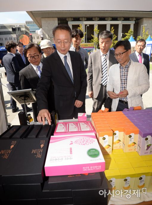 [포토]코리아세일페스타 홍보관 둘러보는 백운규 장관