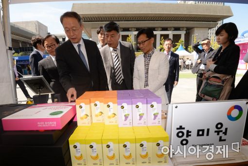 [포토]코리아세일페스타 홍보관 둘러보는 백운규 장관