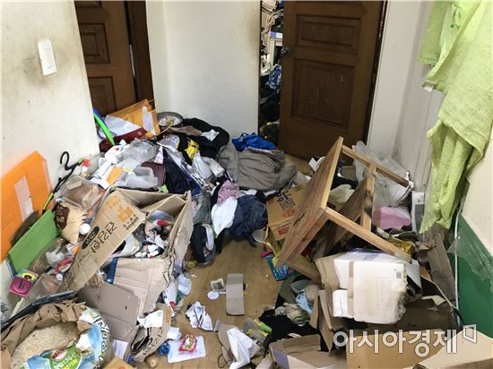 [르포]15년간 쓰레기 방치한 가정…APO가 찾아준 삼남매의 꿈