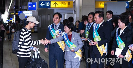 [포토]추미애 "고향 잘 다녀오세요"