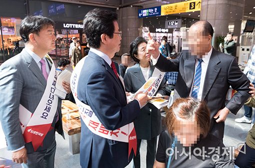 [포토]시민들에게 항의 받는 이철우 의원