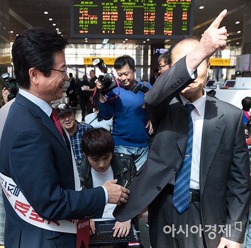 [포토]"자유한국당 귀향인사는 서울역에서나 해라"