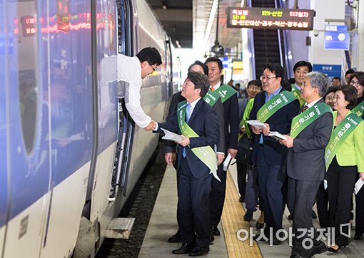 [포토]안철수, "고향 잘 다녀오세요"