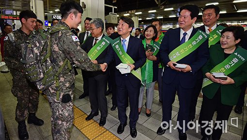 [포토]용산역에서 만난 안철수