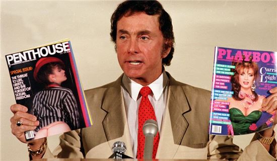 '펜트하우스' 창간인 밥 구치오네가 1986년 검열반대 캠페인을 위한 기자회견을 갖고 있다. 왼쪽이 펜트하우스, 오른쪽이 플레이보이. 사진 = AP/연합뉴스