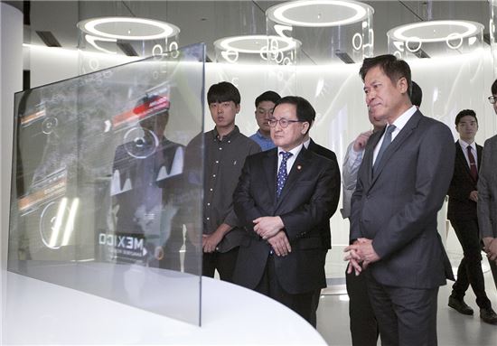 유영민 "한국의 유일한 자원은 사람…축복이자 기회" - 뉴스 썸네일 이미지