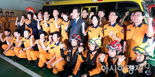 [포토]소방대원들과 파이팅 외치는 이낙연 총리