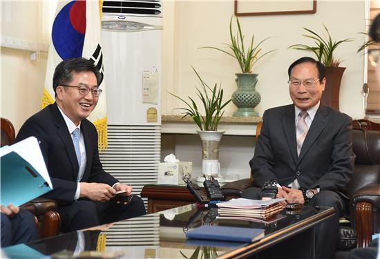 천도교 예방한 김동연 "종교인 과세로 세수변화 크지 않을 것"