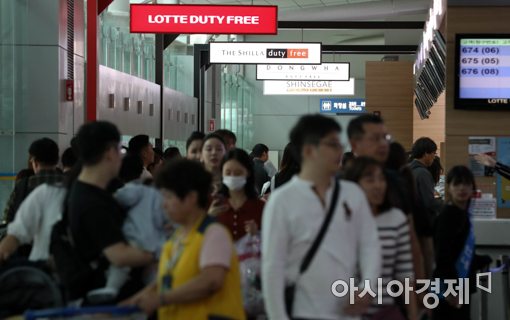 지난 추석 연휴 인천국제공항 면세품 인도장이 이용객들로 붐비고 있다.