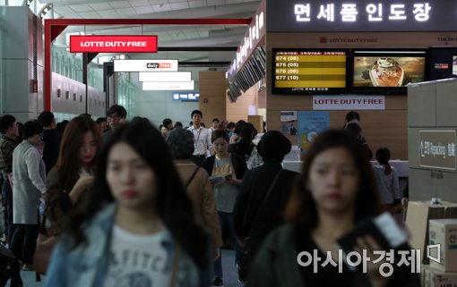 [포토]여행객들로 붐비는 인천공항 면세품 인도장