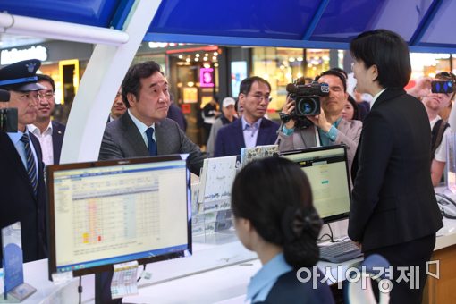 [포토]서울역 직원과 대화하는 이낙연 국무총리