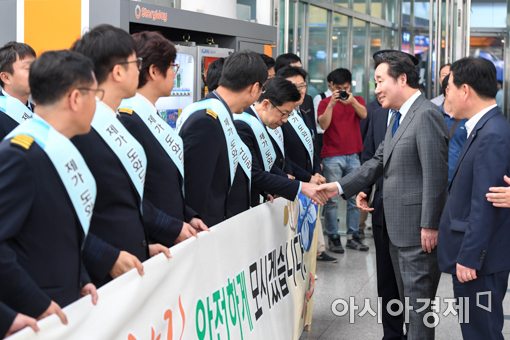 [포토]귀성인사 나선 서울역 직원들과 악수하는 이낙연 총리