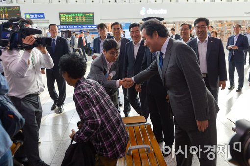 [포토]귀성객들과 인사하는 이낙연 국무총리