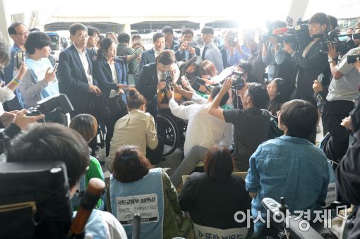 [포토]고개 숙여 인사하는 김현미 장관