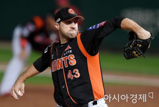 [포토]역투하는 롯데 선발 린드블럼