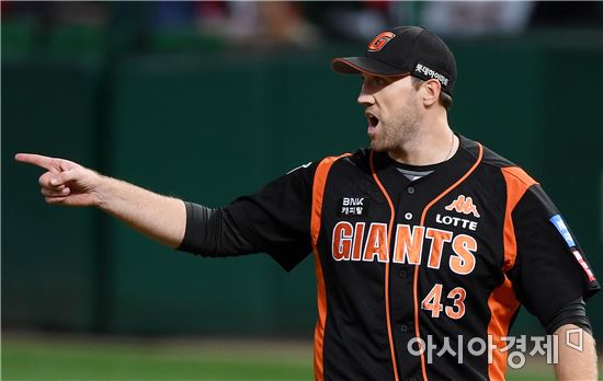 [포토]린드블럼, '병살 수비 좋았어'