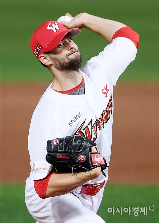 [포토]역투하는 SK 선발 다이아몬드