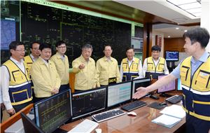 이인호 산업통상자원부 차관(왼쪽 다섯번째)이 한국전력공사 서울지역본부를 방문해 전력설비 운영 현황을 살피고, 보완관리 태세를 긴급 점검하고 있다. 