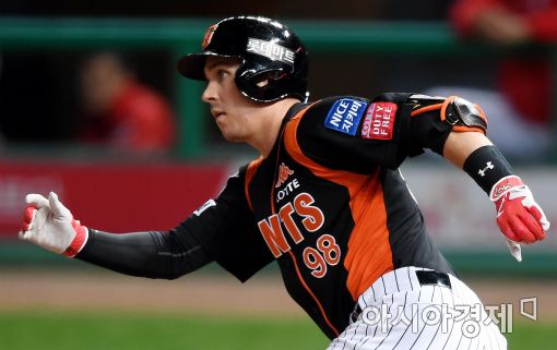 [포토]번즈, '선취 1타점 적시타'