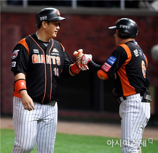 [포토]이대호, '선취 득점 올렸어'