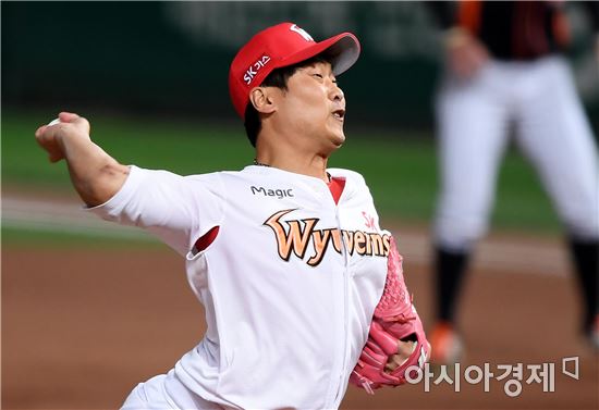 [포토]역투하는 SK 백인식