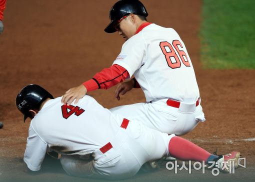 [포토]최항, '런다운에 부상까지'