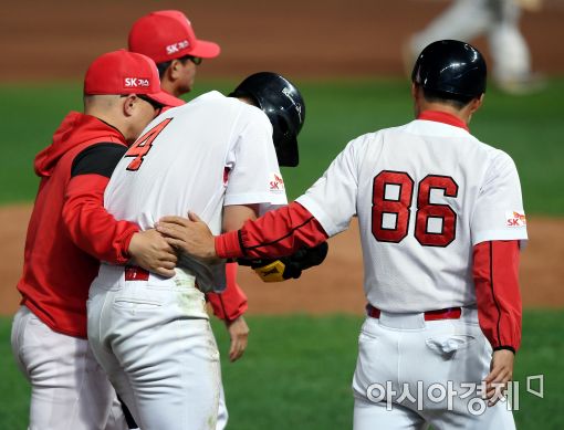 [포토]최항, '런다운에 부상까지'