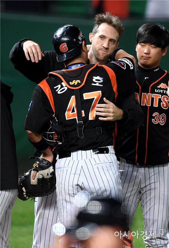 [포토]강민호와 포옹하는 린드블럼