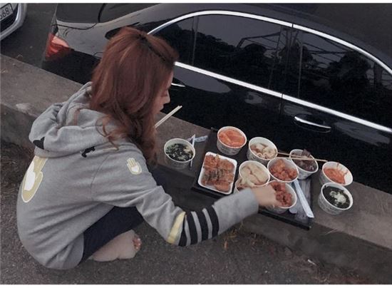 '보그맘' 박한별..벤치에 쪼그리고 앉아..'불쌍샷'