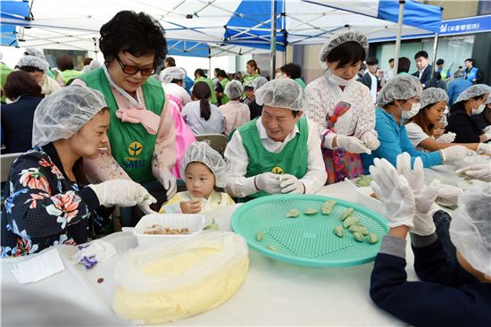 [포토]나진구 중랑구청장, 추석 맞이 송편 빚기 동참