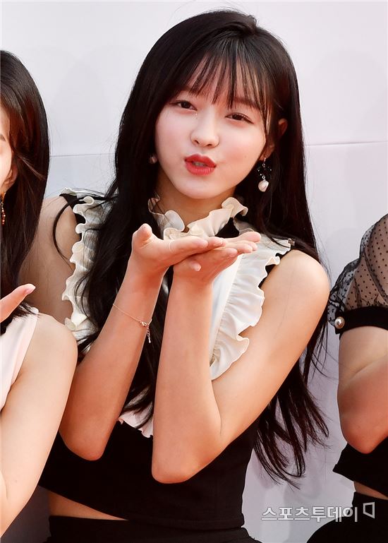 [포토] 오마이걸 유아 '제 키스를 받으세요'