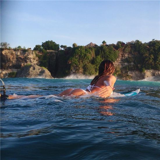 [포토] 아나스타샤 애슐리 '파도를 향해 전진'