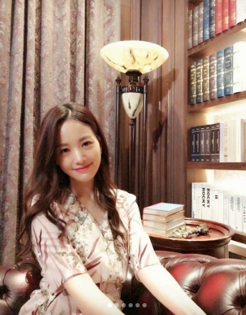 '언니는 살아있다' 손여은, 분위기 여신…서재에서 '찰칵'