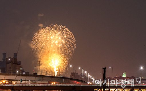 [포토]분수처럼 터지는 불꽃놀이