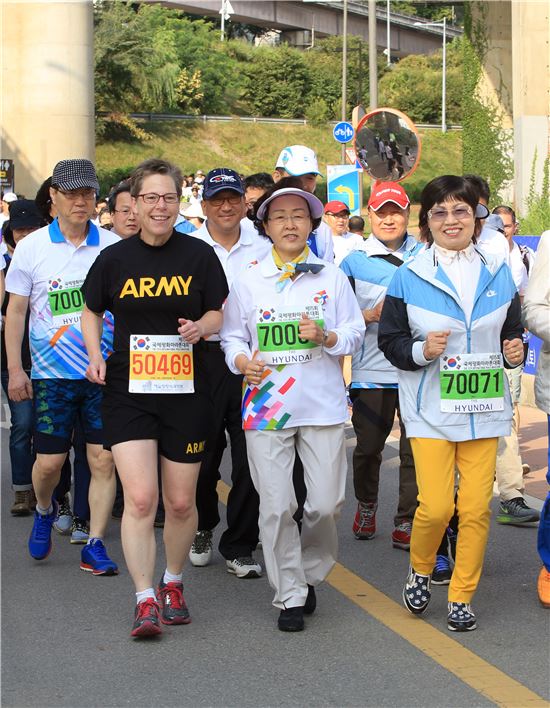 신연희 강남구청장이 30일 오전 8시 서울 강남구 삼성1동 주민센터 앞 봉은사로 일대에서 열린 ‘제15회 국제 평화마라톤 대회 5km 건강걷기’에 참여했다.