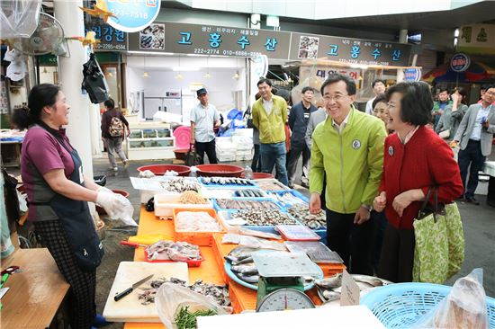 [포토]김성환 광주 동구청장, 추석맞아 전통시장 방문