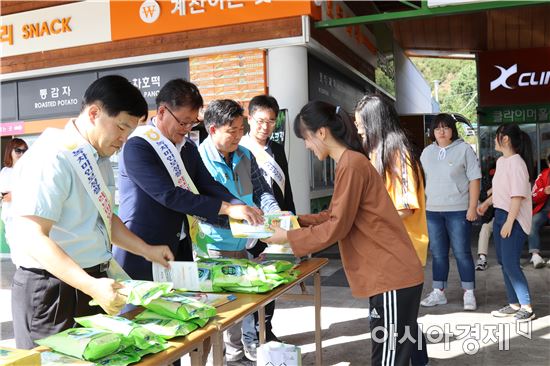 보성군 녹차휴게소 등 귀성객 대상 녹차미인 보성쌀 홍보 나서