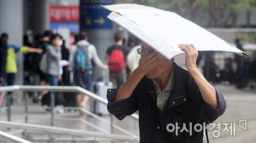 [포토]비 내리는 추석연휴 이틀째