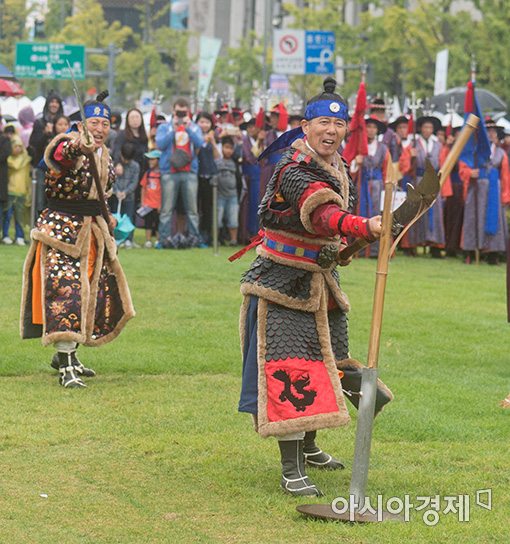[포토]추석 연휴 조선 왕실호위군 전통무예 재현